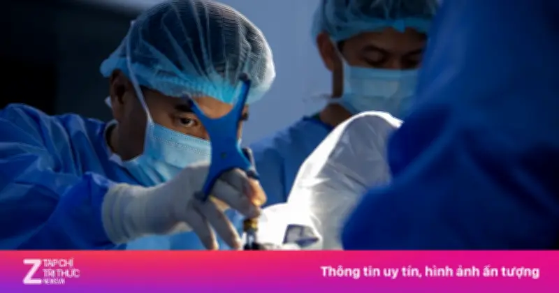 Robot 'dẫn đường' cho bác sĩ trong ca mổ cột sống phức tạp tại Hà Nội