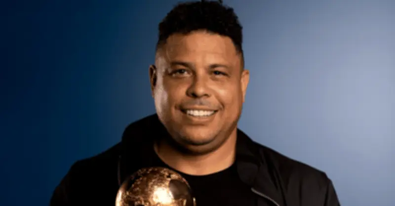 Ronaldo kể chuyện Brazil khóc nức nở đuổi Zidane ra khỏi phòng