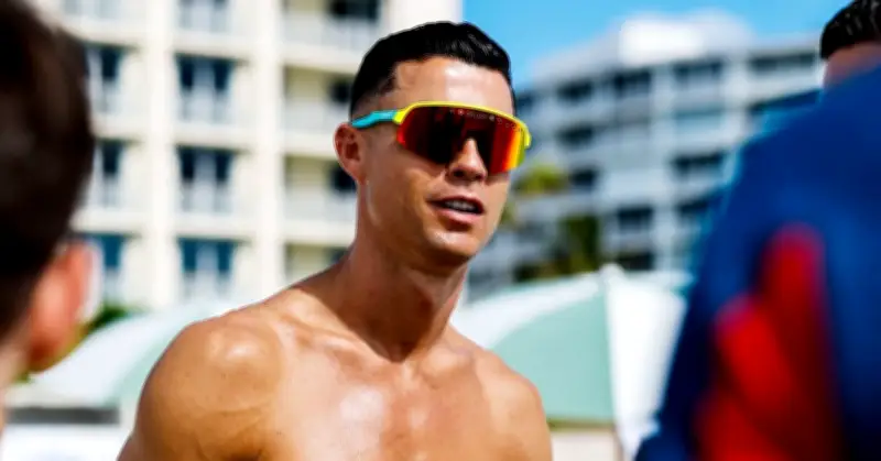 Ronaldo khoe thân hình 6 múi tuyệt phẩm trên bãi biển World Cup