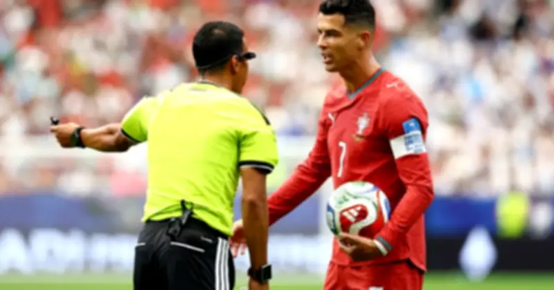 Ronaldo phớt lờ khi phóng viên nhắc Messi: 'Mời hỏi câu khác'
