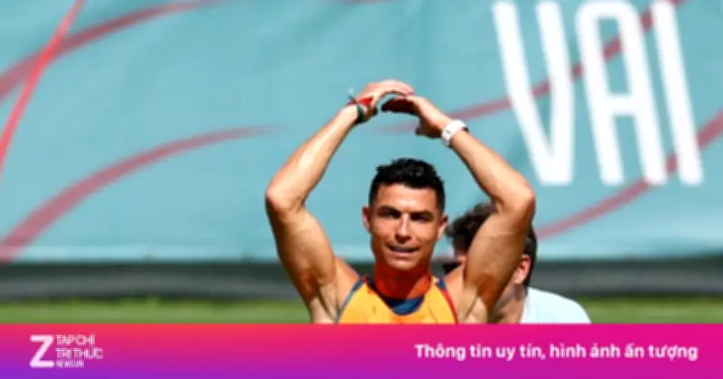 Ronaldo ra hiệu đuổi phóng viên trong buổi tập của Bồ Đào Nha