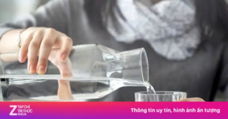 Sai lầm khi uống nước hàng triệu người mắc, gây áp lực lên thận