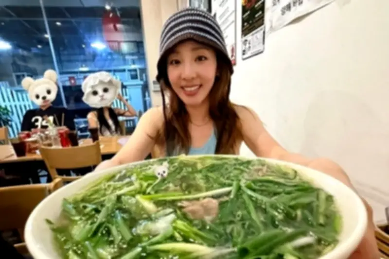 Sandara Park khoe bát phở ngập hành tại Hà Nội, gây sốt mạng xã hội