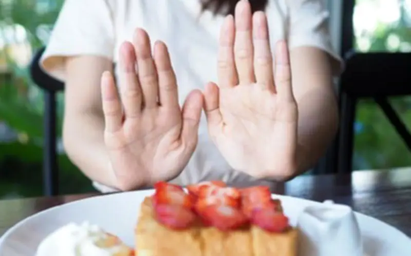 Sau 6 giờ tối, người trên 50 tuổi không nên ăn gì để sống thọ?