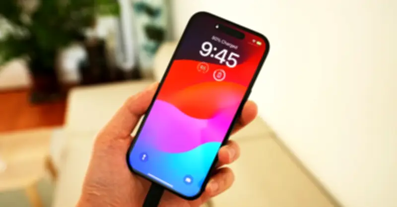 Sạc pin điện thoại đến 100% thường xuyên có hại không?