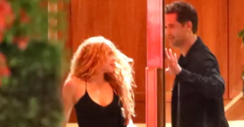Shakira rời khách sạn lên xe với tài tử kém 4 tuổi giữa đêm