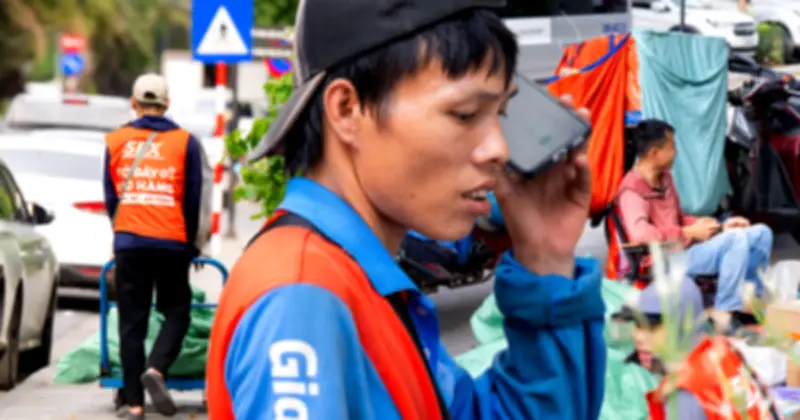 Shipper Hà Nội kể áp lực nghề: Bom hàng, chờ khách giữa nắng 40 độ C