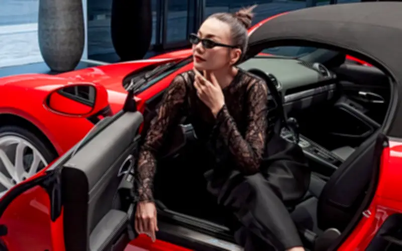 Siêu mẫu Thanh Hằng tậu Porsche gần 5 tỷ đồng từ thương nhân dịp đặc biệt