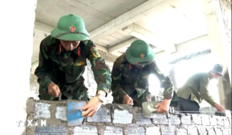 Sớm hoàn thành những ngôi trường mới, màu áo lính trên công trường vùng biển