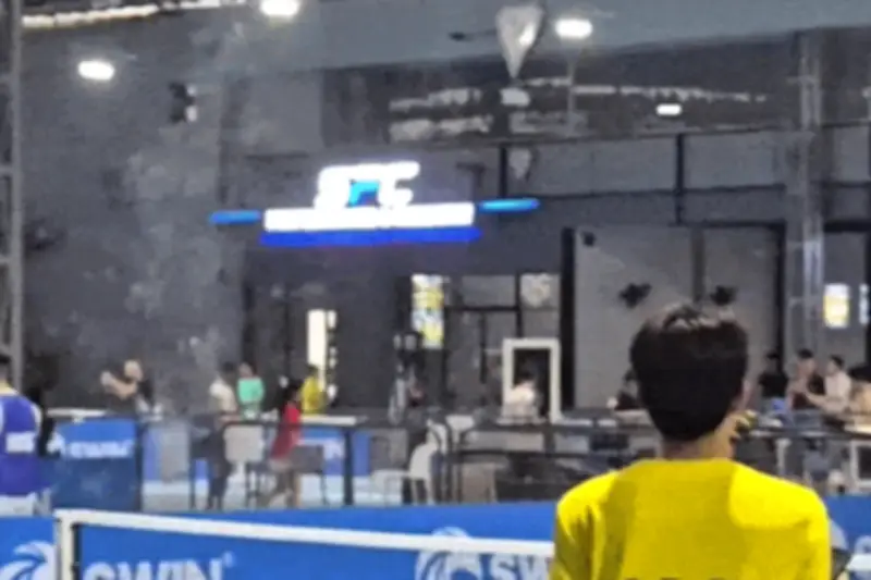 Sân pickleball ở TP.HCM biến thành 'thác nước' sau trận mưa lớn