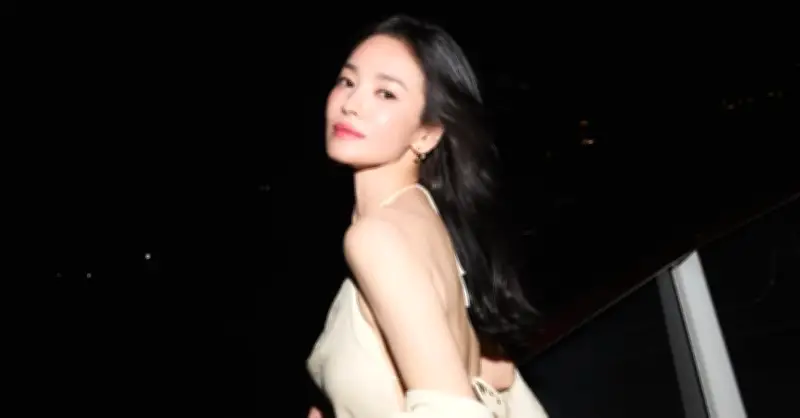 Song Hye Kyo khoe lưng trần gợi cảm, đẹp như nữ thần ở tuổi 45