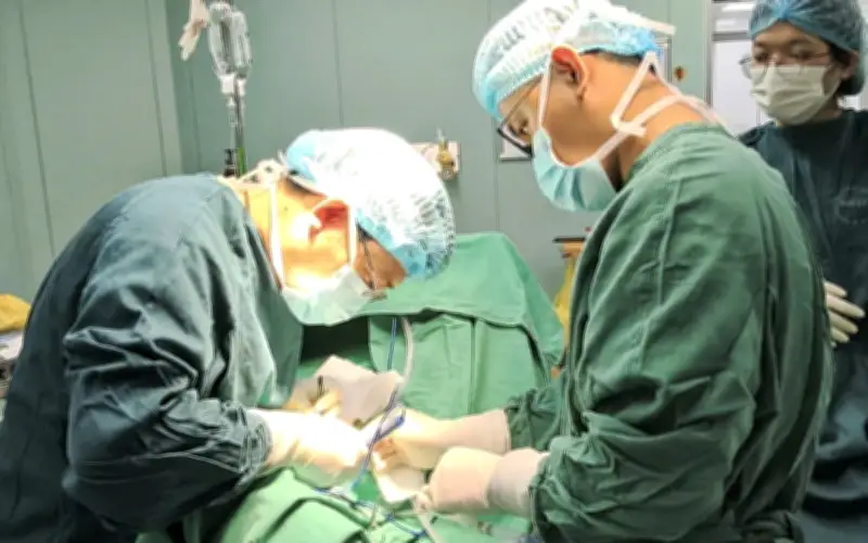 Sốt cao, buồn nôn, đau thượng vị: Cụ ông Ninh Bình nguy kịch vì uống thuốc nam
