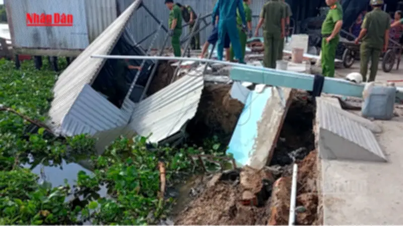 Sạt lở ven sông cuốn trôi 3 căn nhà tại Cà Mau, thiệt hại hơn 1,7 tỷ đồng