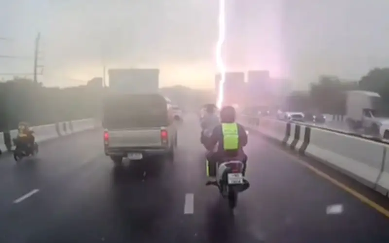 Sét đánh trúng người đi xe máy trên cầu ở Bangkok, Thái Lan
