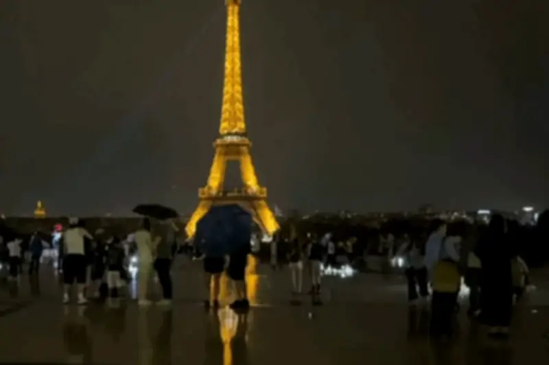 Sét đánh trúng tháp Eiffel sau ngày nắng kỷ lục, du khách chạy tán loạn