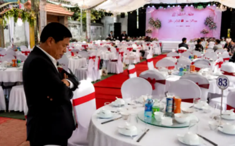 Đặt 100 bàn tiệc hoành tráng cho đám cưới con trai, chủ tòa nhà ê chề vì dân làng không một ai đến