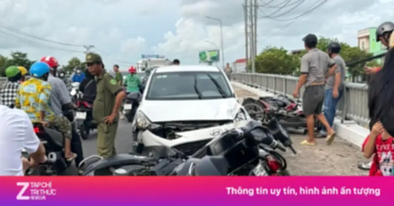 Ôtô mất lái tông liên hoàn nhiều xe máy trên cầu An Hòa, 5 người bị thương