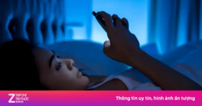 Tư thế nằm lướt điện thoại trước ngủ gây hại mắt, tăng nguy cơ đục thủy tinh thể