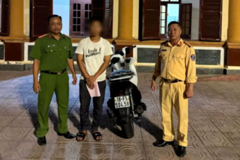 Tịch thu xe SH của thanh niên lái xe bằng hai chân ở Ninh Bình