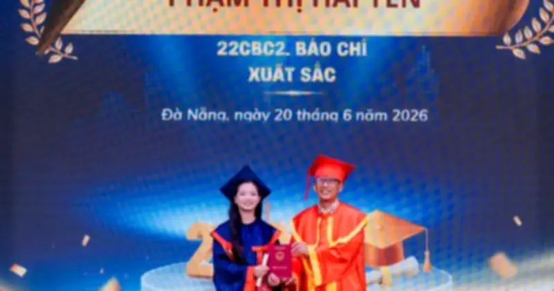 Thủ khoa báo chí 22 tuổi: Có hôm vừa khóc vừa viết bài