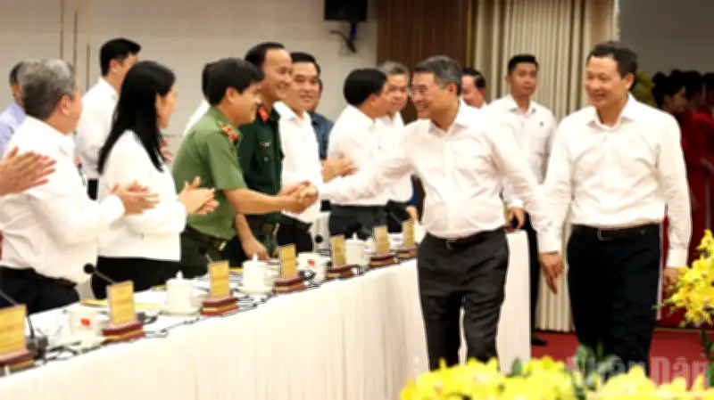 Thủ tướng Lê Minh Hưng làm việc với Ban Thường vụ Thành ủy Đồng Nai