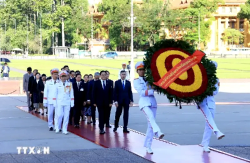 Thủ tướng Lào đặt vòng hoa tưởng niệm anh hùng liệt sỹ và vào Lăng viếng Chủ tịch Hồ Chí Minh