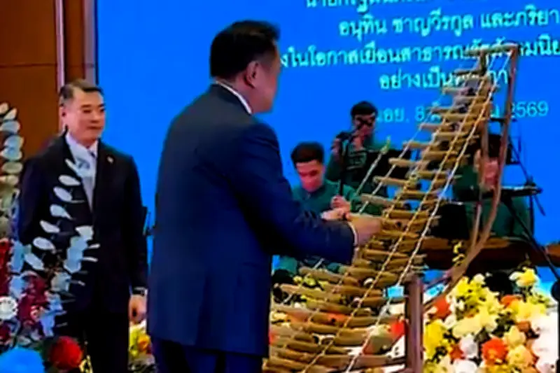 Thủ tướng Thái Lan biểu diễn nhạc cụ truyền thống trong chuyến thăm chính thức Việt Nam
