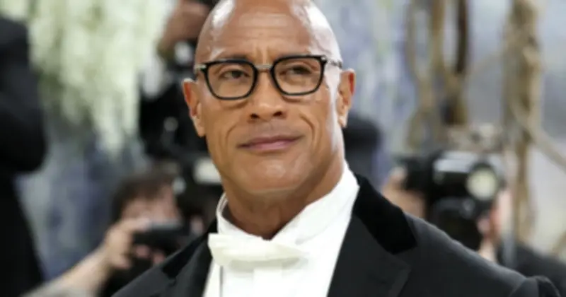 The Rock phản hồi hài hước khi bị chê bán dầu gội dù đầu trọc