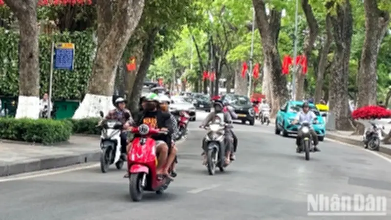 Thời tiết hôm nay 17/6: Hà Nội mưa rào, TP.HCM nắng gián đoạn