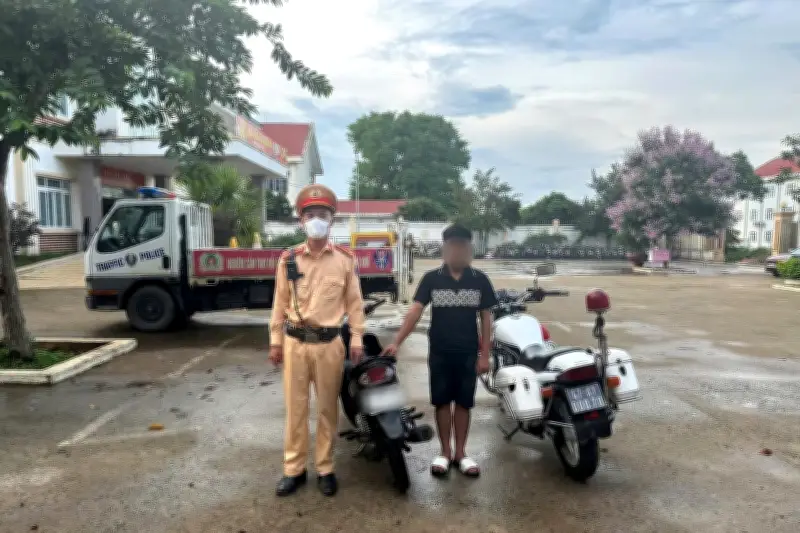 Thiếu niên 14 tuổi trộm xe máy của phụ huynh đưa con đi thi