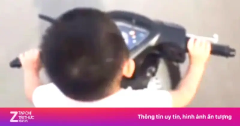 Thiếu niên Lào Cai bị lập biên bản vì để em trai 2 tuổi lái xe máy