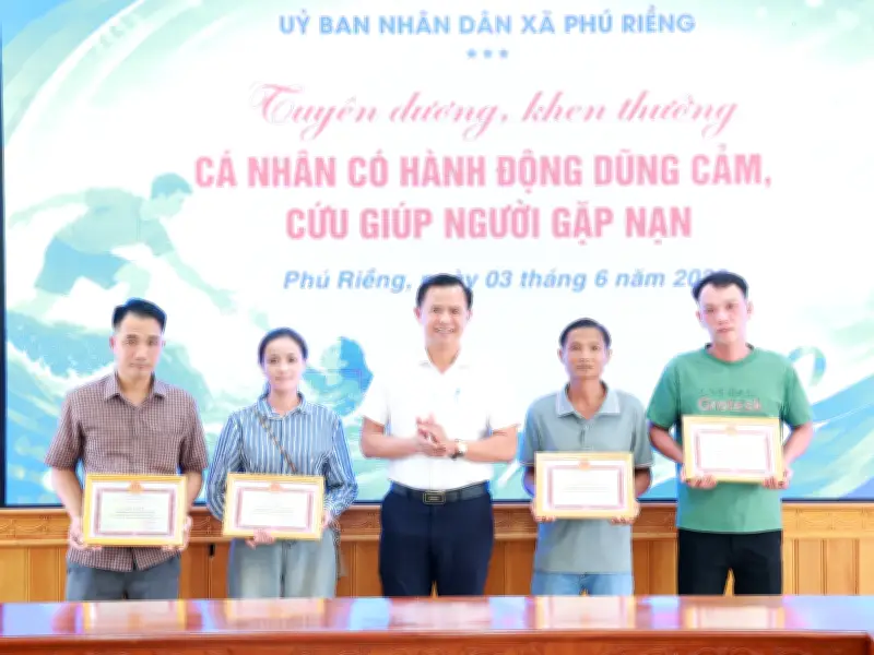 Thưởng nóng 5 cá nhân dũng cảm cứu người gặp nạn do mưa lũ