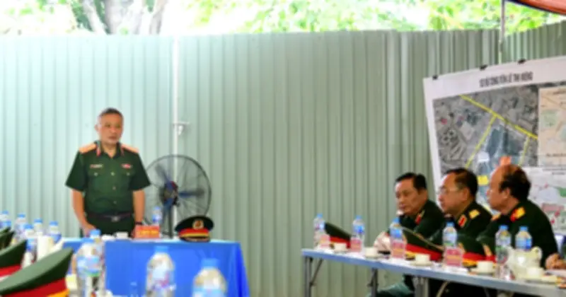 Thượng tướng Lê Quang Minh kiểm tra tìm mộ liệt sĩ tại công viên Lê Thị Riêng