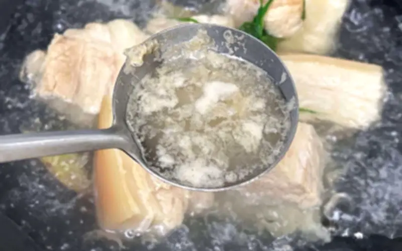 Thịt luộc: Lợi ích sức khỏe và sự thật về bọt trắng khi luộc