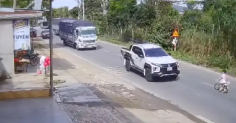 Thót tim cảnh bé gái đạp xe lao ra đường, cả dòng xe phanh gấp tránh tai nạn