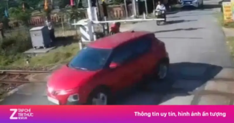 Tài xế ô tô điện vượt rào chắn đường sắt khi tàu đến bị phạt 20 triệu