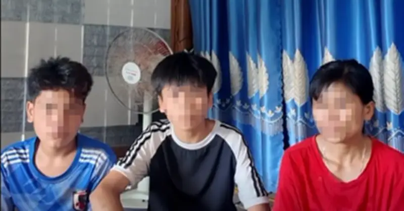 Tài xế xe ghép tăng giá cước giữa đường, 2 thiếu niên đánh gãy điện thoại