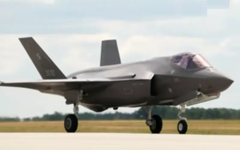 Tiêm kích F-35 Husarz lần đầu bay trình diễn trên bầu trời Ba Lan
