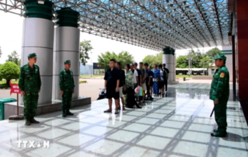 Tiếp nhận 12 công dân Việt Nam do Campuchia trao trả