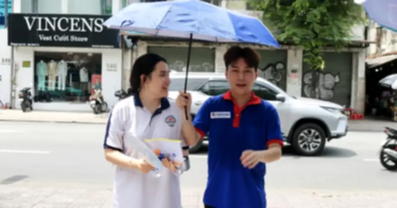 Tiếp sức mùa thi: Sinh viên vội vã đến điểm thi, chưa kịp ăn trưa