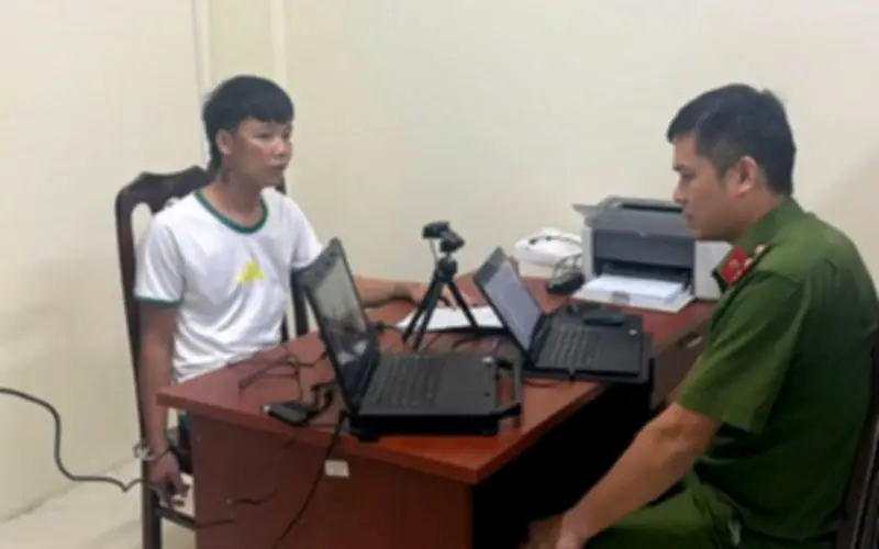 Tạm giữ 2 đối tượng lao xe vào CSGT ở TP.HCM