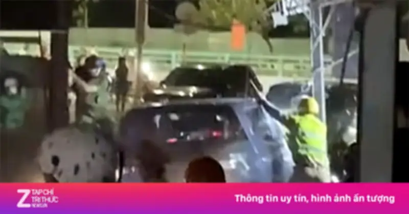 Tạm giữ hình sự đối tượng say rượu lái ôtô lao vào quán nhậu ở Đà Nẵng