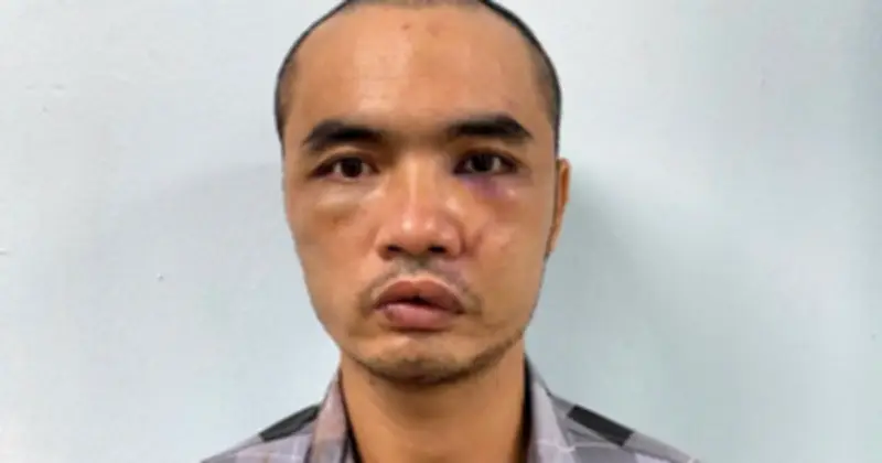 Tạm giữ khẩn cấp người đàn ông chém kính hàng loạt ô tô ở Hà Nội