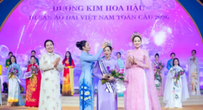 Tân Hoa hậu Di sản Áo dài Việt Nam toàn cầu trả lời ứng xử bằng 3 ngôn ngữ