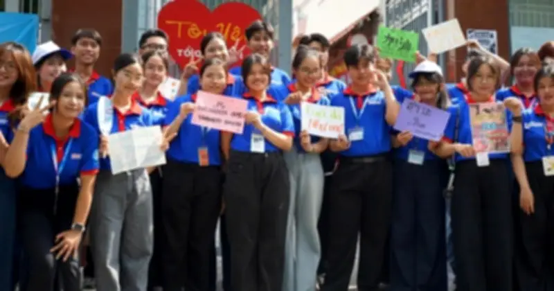 Tình nguyện viên mang cả thế giới cùng cổ vũ thí sinh 'cố lên'