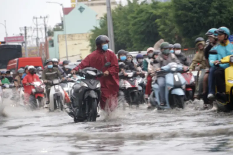 TPHCM công bố 34 tuyến đường ngập do mưa và triều cường