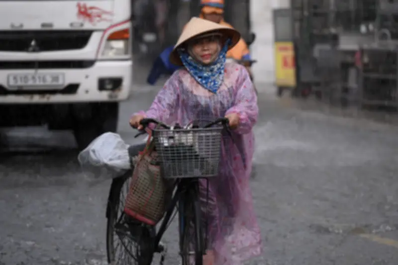 TPHCM và Nam Bộ tiếp tục mưa dông, đề phòng lốc sét