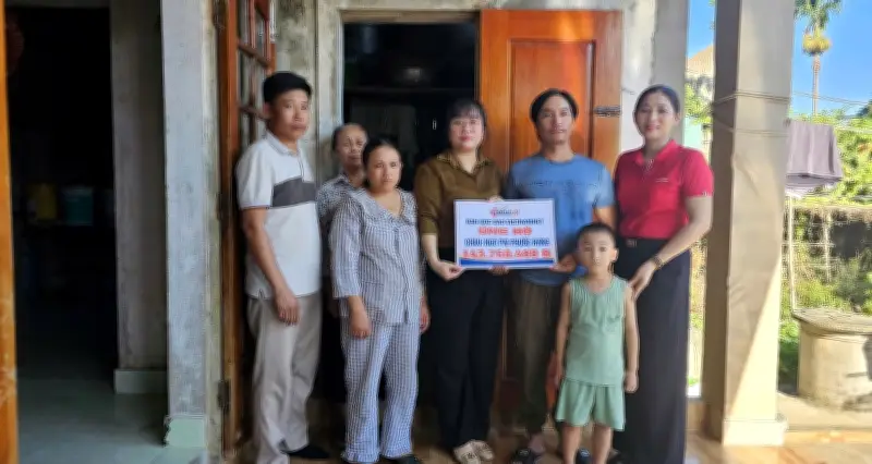 Trao hơn 143 triệu đồng đến bé trai 8 tháng tuổi bị bệnh hiểm nghèo ở Quảng Trị