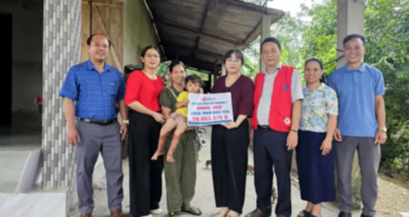 Trao hơn 59 triệu đồng đến cháu bé trải qua 12 ca phẫu thuật sau vụ bỏng xăng