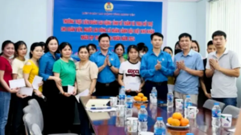 Trao quà cho lao động khó khăn và bảo vệ trẻ em trên mạng
